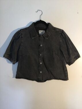 Velvet Heart Medium Denim Grey Short Sleeve Buttoned Up Crop Top